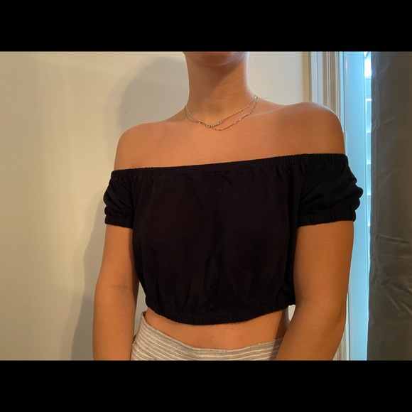 SOLD!!!! ARITZIA CROP TOP - Picture 1 of 2